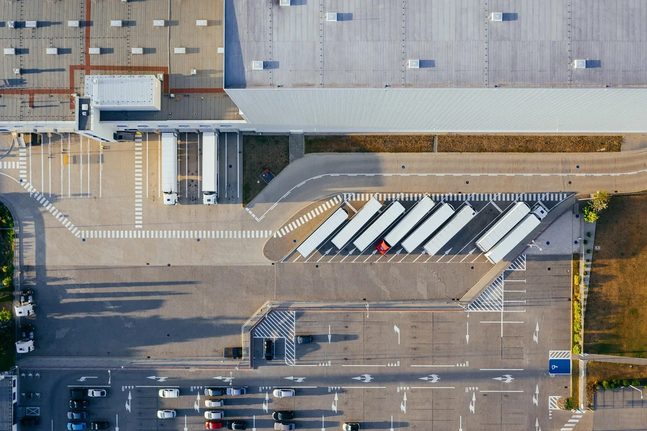 Sprowadzanie towarów do Polski: jak połączyć import i transport w jednym procesie
